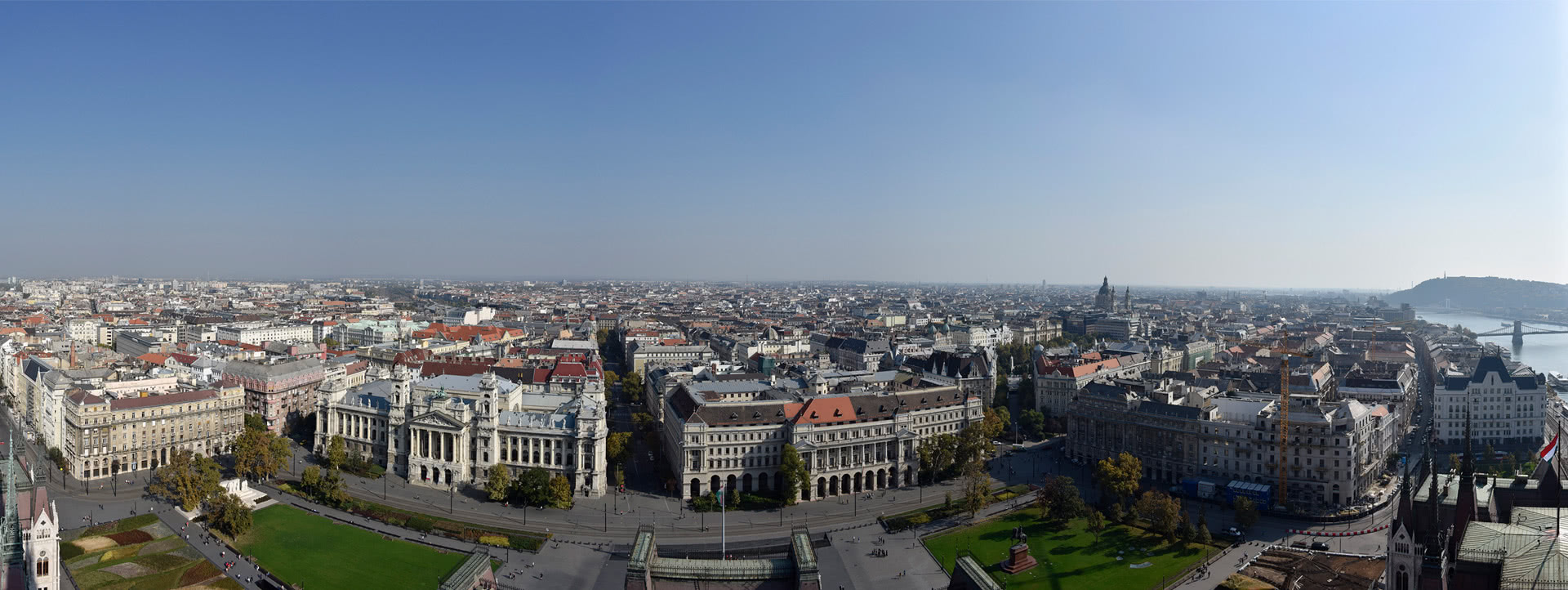 Az Országházat környező épületek