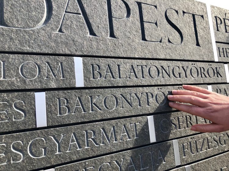 Az Emlékhely egy részlete településnevekkel