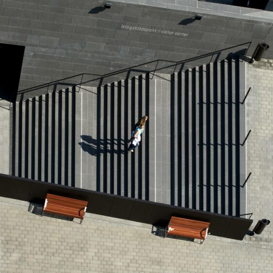 Országház Látogatóközpont és mélygarázs: A Látogatóközpont lejárata a térről