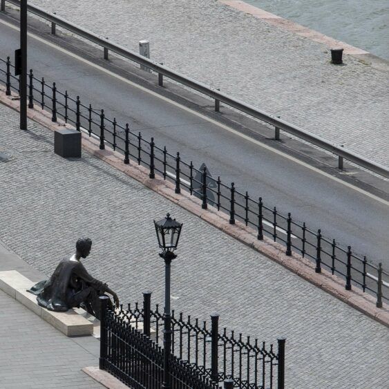 Kossuth Lajos tér: József Attila szobra a felújított rakparton