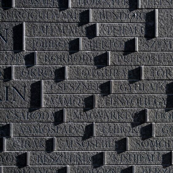 Az Összetartozás Emlékhelye: Településnevek az emlékhely falán